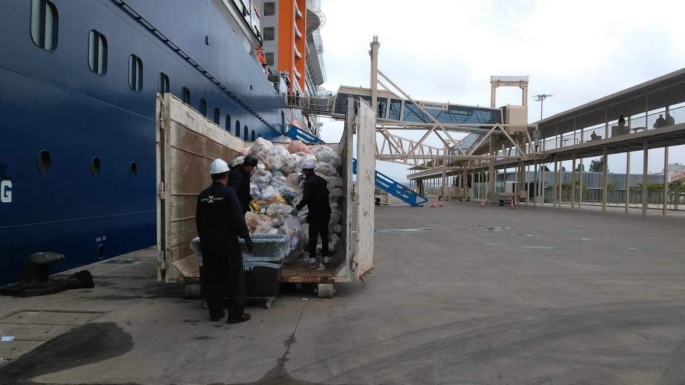 Foto de um caminhão coletando resíduos de uma embarcação de grande porte