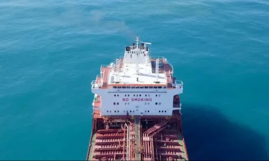 Foto de um caminhão coletando resíduos de uma embarcação de grande porte