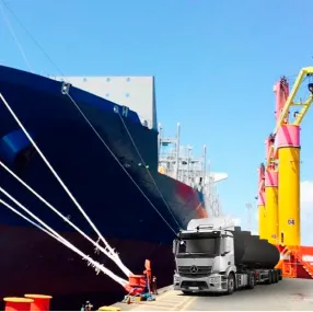 Foto de um caminhão coletando resíduos de uma embarcação de grande porte